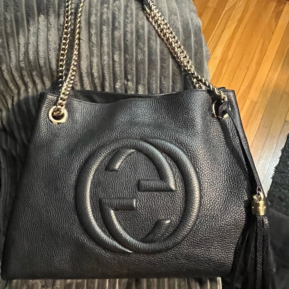 This is an authentic Gucci pebbled calf skin medium Soho shoulder bag